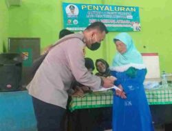 Polisi Kawal Penyaluran BLT DD Bagi Warga Miskin di Cikancung