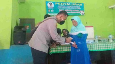 Polisi Kawal Penyaluran BLT DD Bagi Warga Miskin di Cikancung