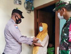 Bantu Ekonomi Warga, Polsek Pameungeuk Bagikan Sembako di Pedesaan