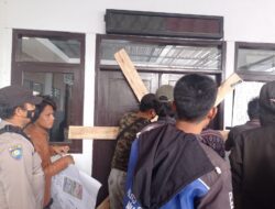 Tak Terima Sanksi Soal Foto Mesra, Ratusan Warga Cikareo Selatan Sumedang Geruduk dan Segel Kantor Desa