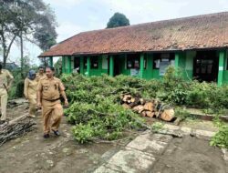 Diterjang Puting Beliung, Tiga Rumah dan Bangunan Sekolah di Sumedang Rusak Parah