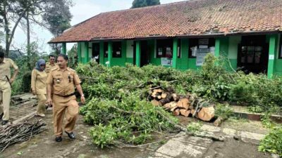 Diterjang Puting Beliung, Tiga Rumah dan Bangunan Sekolah di Sumedang Rusak Parah
