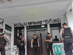 Tak Hanya Unjuk Rasa, Warga Juga Lakukan Aksi Vandalisme di Kantor Desa Cikareo Selatan Sumedang