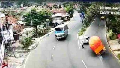 Bikin Ngeri! Detik-detik Truk Tabrak Minibus di Nagreg Bandung Terekam CCTV