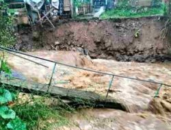 Terdampak Hujan Deras, Jembatan Penghubung Pasirjambu-Ciwidey Bandung Runtuh