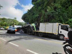 Hindari Tabrakan, Truk Tronton Terguling di Cadas Pangeran Sumedang 
