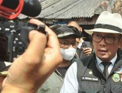 Ridwan Kamil Pantau Langsung Sejumlah Titik Terdampak Luapan Sungai Ciwidey Bandung