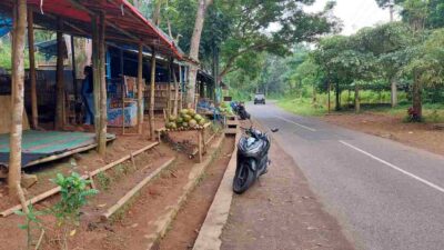 Menikmati Segarnya Kelapa Muda di Jalan Cadas Pangeran Sumedang