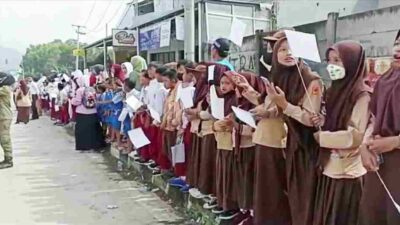 Warga dan Pelajar di Kabupaten Bandung Sambut Kedatangan Jenazah Eril Putra Ridwan Kamil