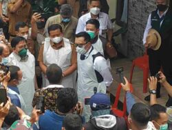 Tinjau Vaksinasi Hewan di Sumedang, Emil Pastikan Wabah PMK Ditangani Dengan Baik