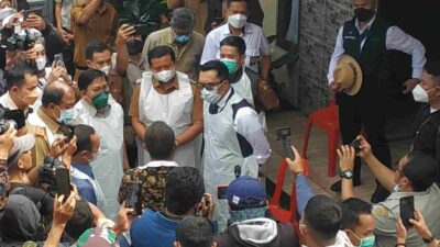 Tinjau Vaksinasi Hewan di Sumedang, Emil Pastikan Wabah PMK Ditangani Dengan Baik