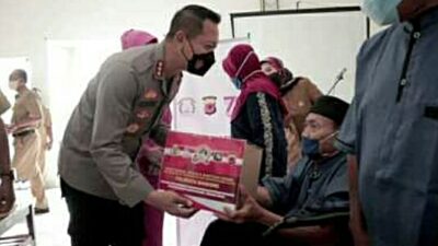 Datangi Griya Lansia di Ciparay, Polresta Bandung Bagikan Bantuan
