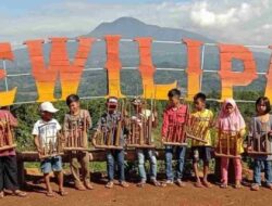 Anak-Anak di Cijeler Sumedang Manfaatkan Destinasi Wisata Dewilipa Untuk Berlatih Kreasi Seni Reak