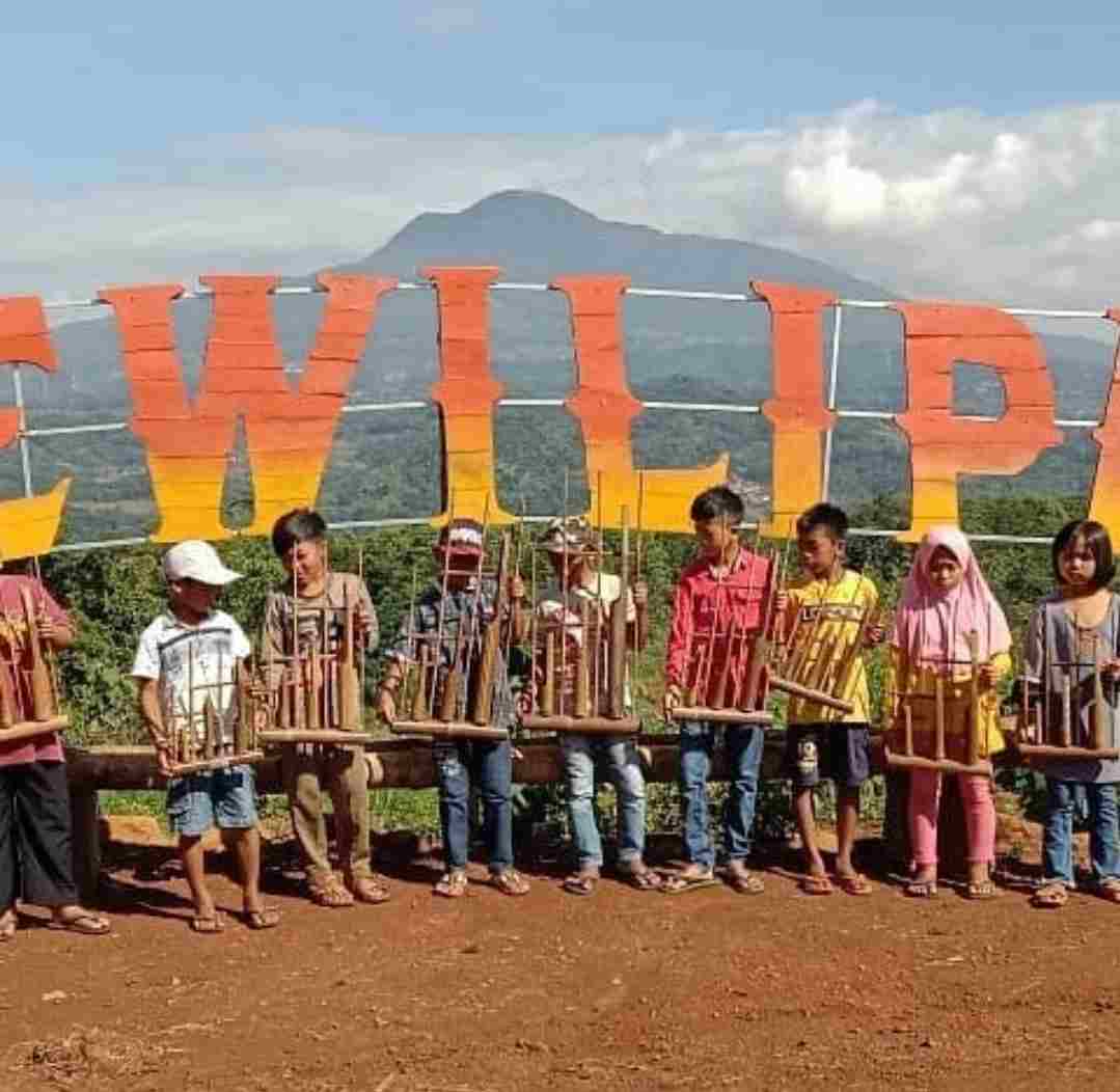 berlatih kreasi Seni Reak Anak-anak usia Sekolah Dasar (SD) di Desa Cijeler Kecamatan Situraja memanfaatkan Destinasi Wisata Dewilipa