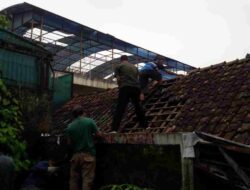 Tak Kunjung Diperbaiki, Akhirnya Rumah Milik Warga di Sumedang Diperbaiki Swadaya