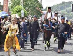 Iring-iringan Kebudayaan Khas, Meriahkan Pawai Ta’aruf Tanda Dibukanya MTQ ke-37 Tingkat Jabar di Sumedang