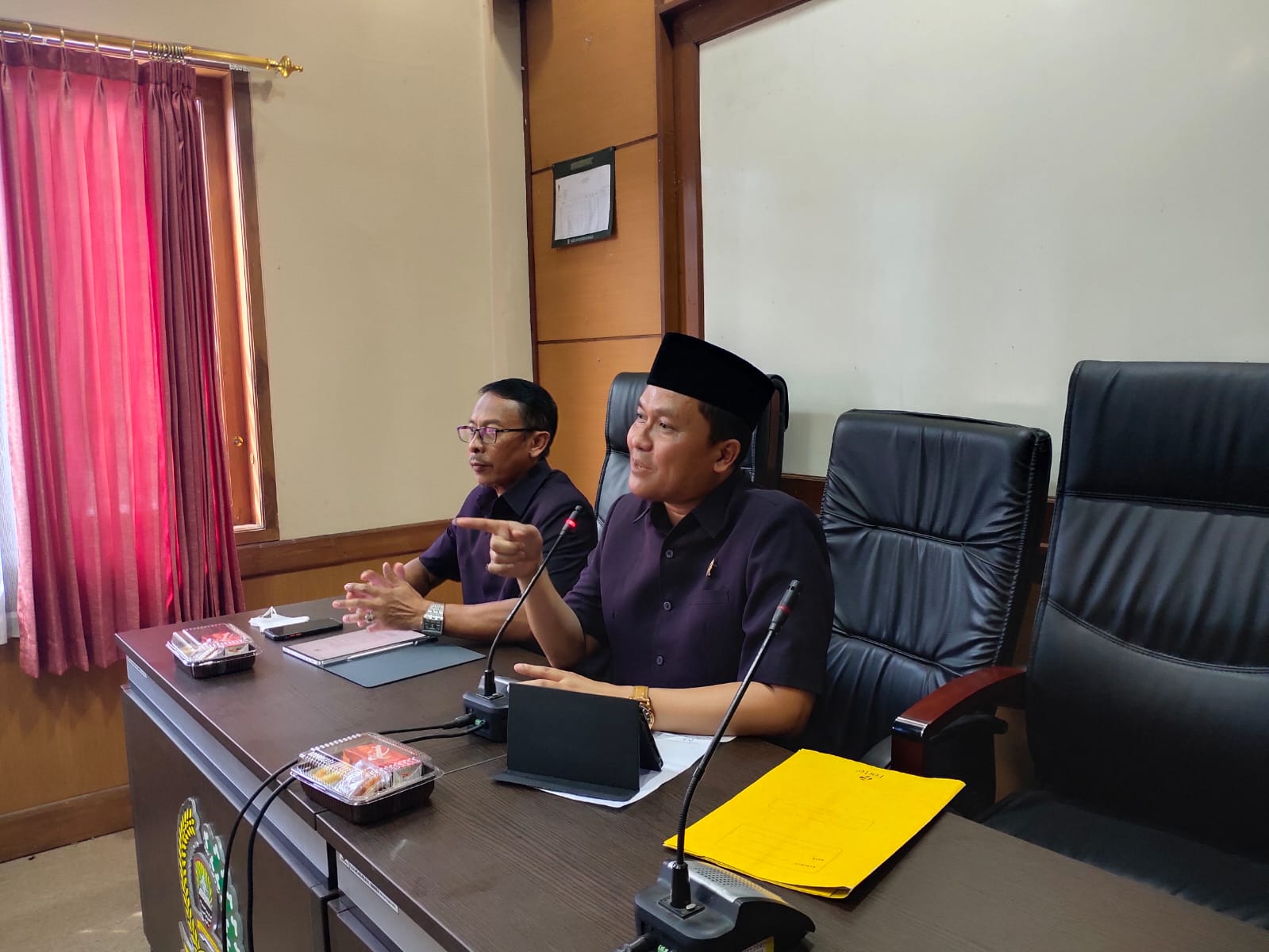 KOMISI I DPRD Kabupaten Sumedang menerima audiensi dari masyarakat Desa Ganjaresik dan Cikareo, Kecamatan Wado, di Ruang Rapat I DPRD Setempat, Selasa (7/6/2022).