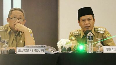 Foto : Wali Kota Bandung Yana Mulyana dan Bupati Bandung Dadang Supriatna