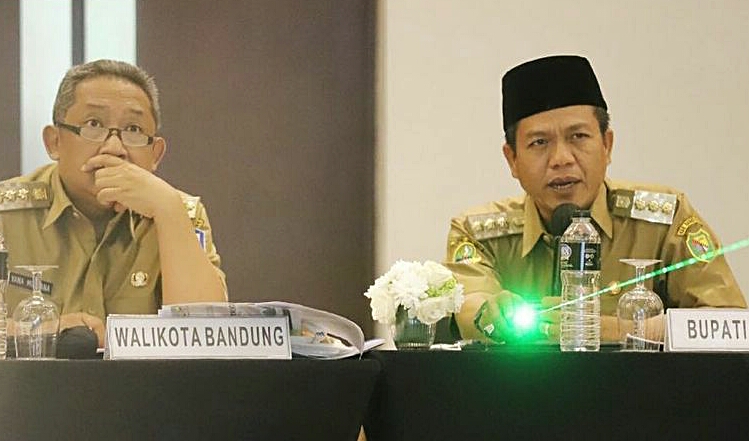 Foto : Wali Kota Bandung Yana Mulyana dan Bupati Bandung Dadang Supriatna
