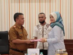 Akhirnya Bupati Sumedang Jatuhkan Sanksi Kades Pelaku Foto Mesra Yang Viral di Medsos