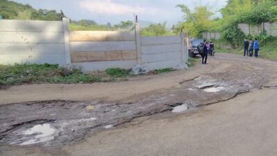 Tak Kunjung Diperbaiki Jalan Penghubung Antar Desa di Sumedang Ini Kerap Memakan Korban