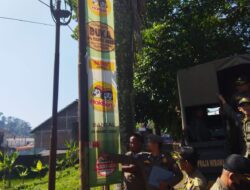 Satpol PP Sumedang Tertibkan Puluhan Reklame Tak Berizin