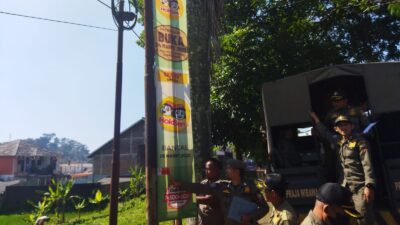 Satpol PP Sumedang Tertibkan Puluhan Reklame Tak Berizin