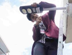 Kenalkan Energi Terbarukan, Telkom University Pasang 10 Lampu Tenaga Surya di Pemukiman