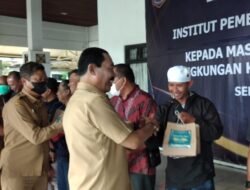 IPDN Serahkan Ratusan Paket Daging Kurban ke Masyarakat Sekitar Kampus