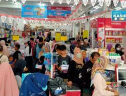 Libur Sekolah Usai, Toko Alat Tulis Sekolah di Sumedang Dipadati Pengunjung