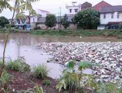 Sempat Dikeluhkan, Gunungan Sampah di Cikeruh Bojongsoang Akhirnya Dibersihkan