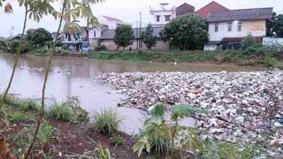 Sempat Dikeluhkan, Gunungan Sampah di Cikeruh Bojongsoang Akhirnya Dibersihkan