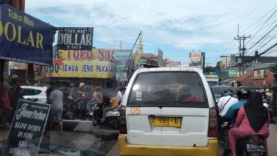 Hari Pertama Masuk Sekolah, Jalan Parakanmuncang Sumedang  Macet Parah