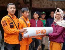 5 Rumah Terdampak Longsor di Kertasari, BPBD Kabupaten Bandung Kirim Bantuan