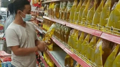 Cegah Kelangkaan Minyak Goreng, Polisi Sidak ke Swalayan di Majalaya