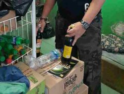 Polisi Sita Puluhan Botol Miras Siap Jual di Baleendah Kabupaten Bandung