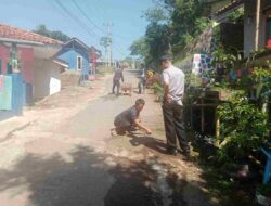 Kecewa Belum Diperbaiki, Puluhan Warga di Sumedang Gotong-Royong Perbaiki Jalan Rusak