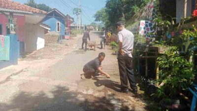 Kecewa Belum Diperbaiki, Puluhan Warga di Sumedang Gotong-Royong Perbaiki Jalan Rusak