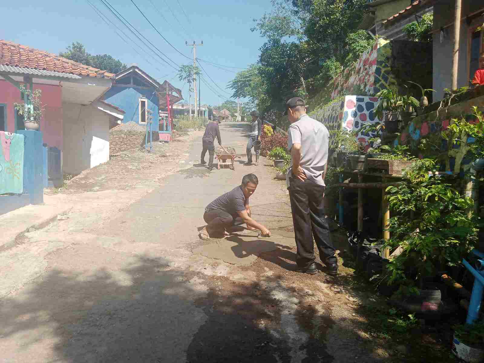 gotong royong perbaiki jalan