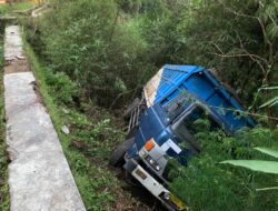Rem Blong Truk Fuso Terperosok Jurang  di Cadas Pangeran Sumedang