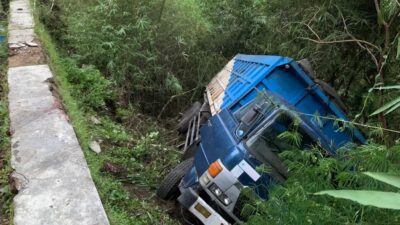 Rem Blong Truk Fuso Terperosok Jurang  di Cadas Pangeran Sumedang