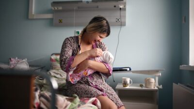 Kok Bisa! Di Negara Ini, Wanita Melahirkan Anak Malah Mendapat Uang Ratusan Juta