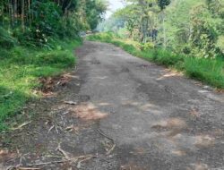 Akibat Rusak Parah, Akses Jalan Darmaraja-Cibugel Sumedang Rawan Kecelakaan