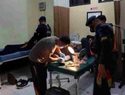 Sigap! Personel Brimob Bantu Evakuasi Korban Laka Lantas di Lembang Bandung