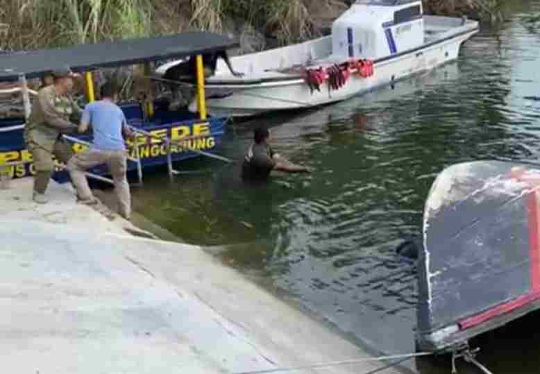Perahu Satpol PP Tenggelam