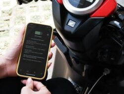 Ngecas HP di Motor, Emang Aman dan Tak Buat Aki Tekor? Ini Jawabannya