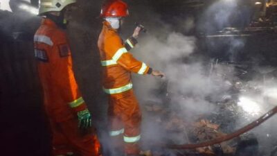 Diduga Akibat Rokok, Dua Rumah di Sumedang Ludes Dilalap Api, Satu Pemilik Rumah Tewas Terbakar