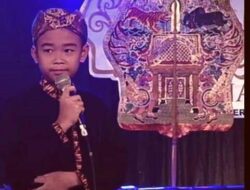 Anak Yatim di Sumedang Ini Punya Potensi Jadi Dalang Cilik Wayang Golek