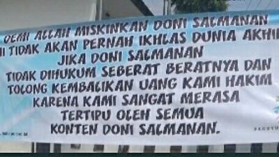 Saat Sidang Doni Salmanan Spanduk Berisi Tuntutan Korban Hiasi PN Bale Bandung