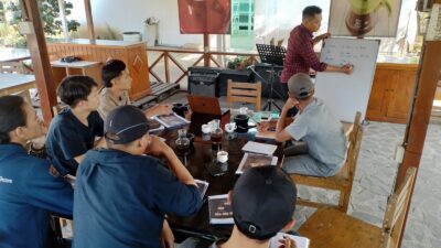 TB Hassanuddin Sekolahkan Pemuda Cimanggung di Malabar Coffee Mountain